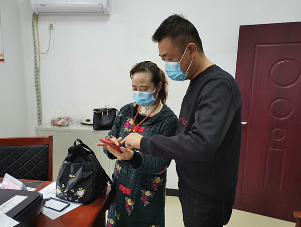 党员记账户帮扶指导.jpg
